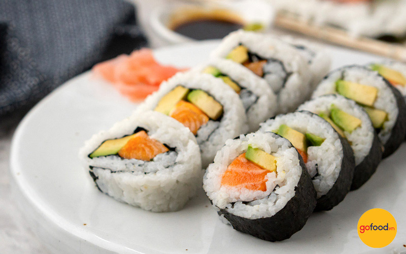 Sushi cá hồi bơ